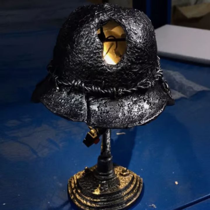 Stemningsfull vintage bordlampe i unikt hjelmdesign. Retro LED-lampe for hjemmedekor og interiør.