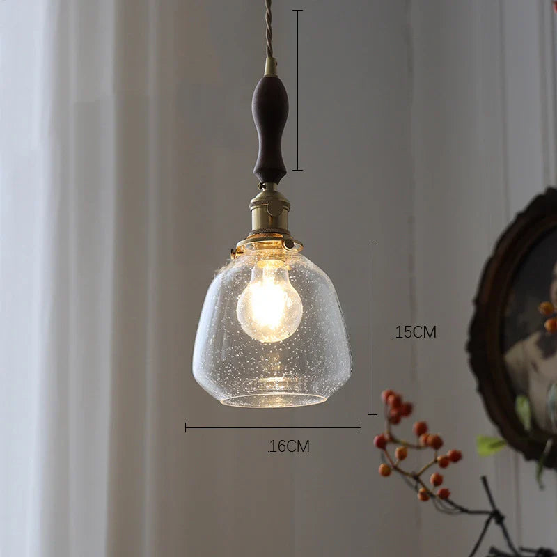 Ulike vinkler av kobber hengelampe som fremhever form og materiale. Perfekt detalj for vintage interiør.