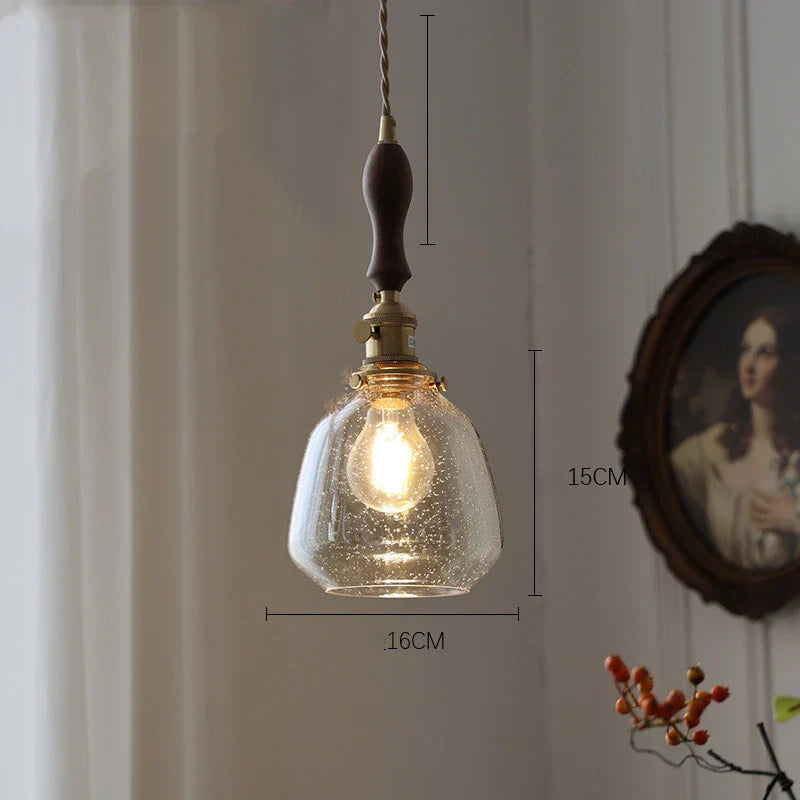 Hengelampe i tre med synlig pære skaper en industriell, men likevel vintage look. E27 belysning.