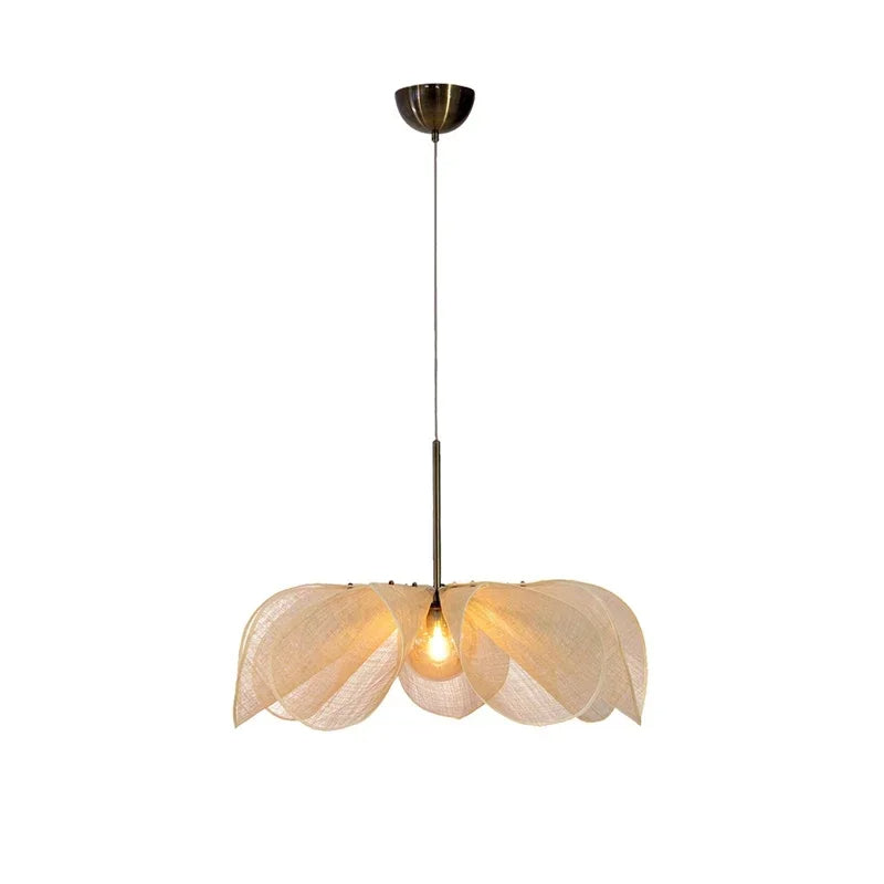 Vintage hengende taklampe i rosa med justerbar lengde. Perfekt for koselig interiør i soverom eller spisestue.