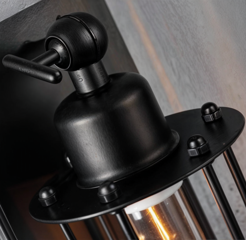 Stemningsbilde av vintage industriell vegglampe i et moderne interiør, varmt lys