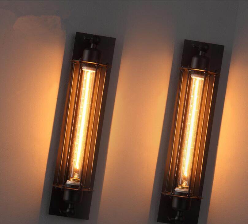 Vegglampe i retrostil med et tydelig industrielt design av svart metallbur for dekorasjon