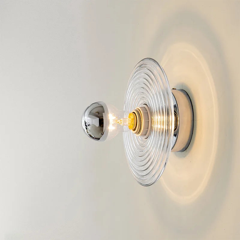 "Vintage LED glassvegglampe med håndblåst krusningsdesign i tre farger, skaper stemningsfullt lys med nostalgisk sjarm."