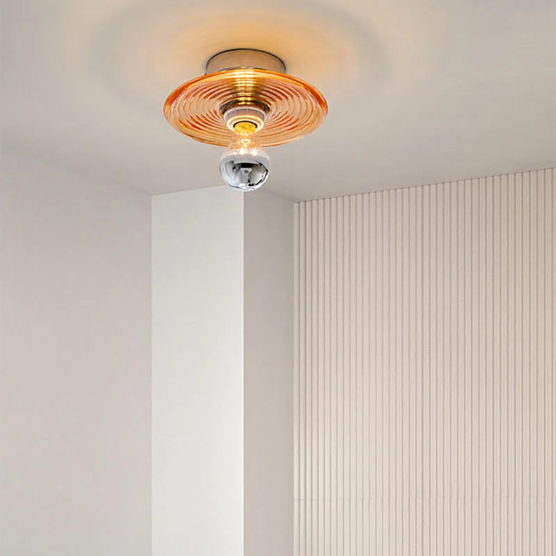 "Vintage LED glassvegglampe med håndblåst krusningsdesign i tre farger, skaper stemningsfullt lys med nostalgisk sjarm."