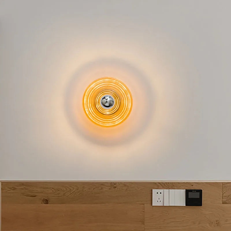 "Vintage LED glassvegglampe med håndblåst krusningsdesign i tre farger, skaper stemningsfullt lys med nostalgisk sjarm."