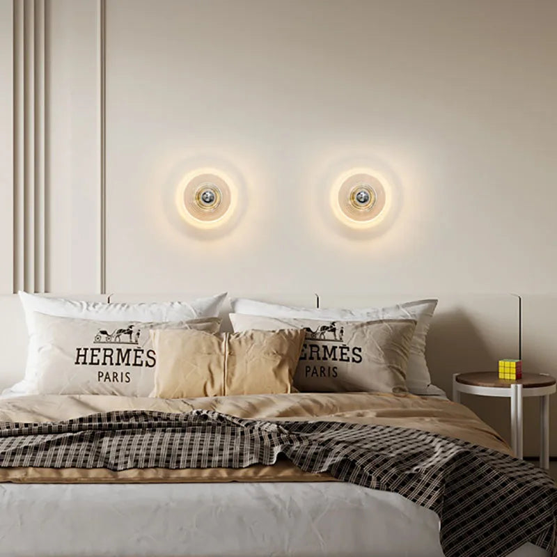 "Vintage LED glassvegglampe med håndblåst krusningsdesign i tre farger, skaper stemningsfullt lys med nostalgisk sjarm."