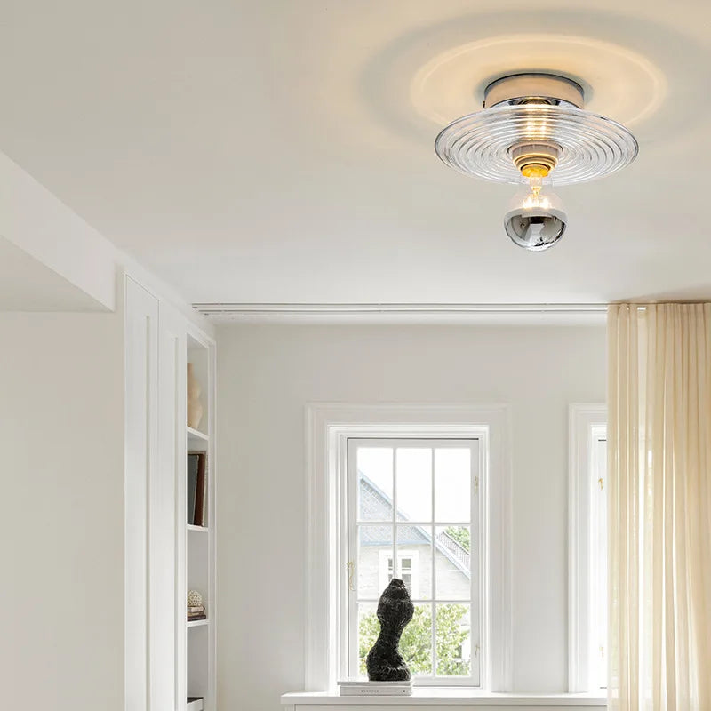"Vintage LED glassvegglampe med håndblåst krusningsdesign i tre farger, skaper stemningsfullt lys med nostalgisk sjarm."