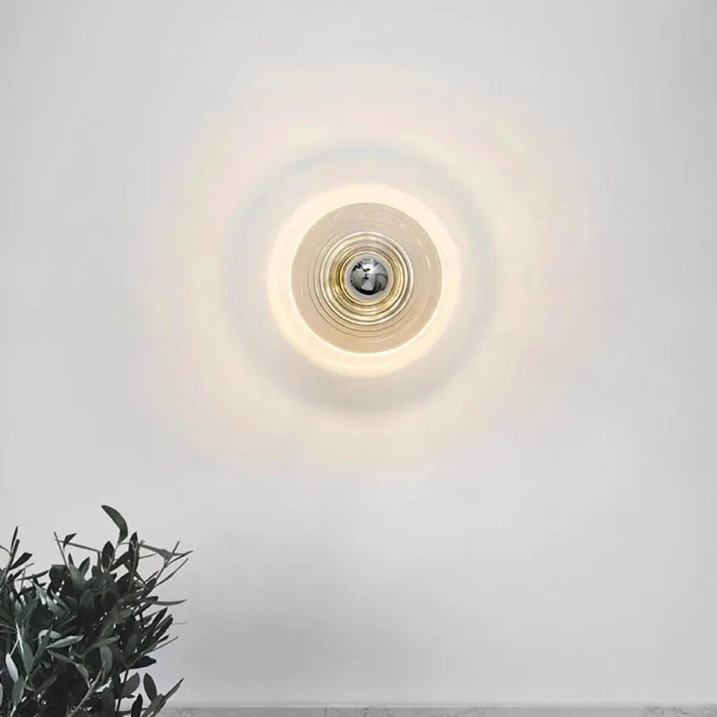 "Vintage LED glassvegglampe med håndblåst krusningsdesign i tre farger, skaper stemningsfullt lys med nostalgisk sjarm."