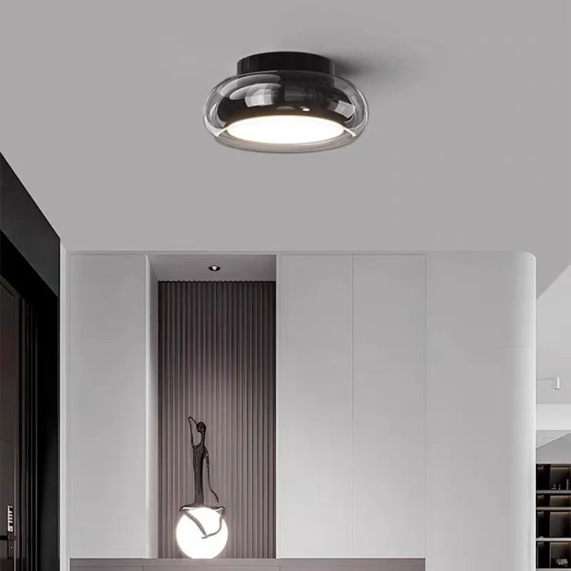 "Vintage LED taklampe i akryl med retro design, kompakt størrelse og moderne lavenergi belysning"