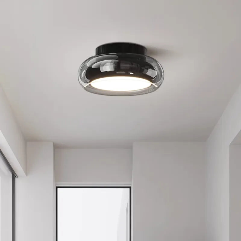 "Vintage LED taklampe i akryl med retro design, kompakt størrelse og moderne lavenergi belysning"
