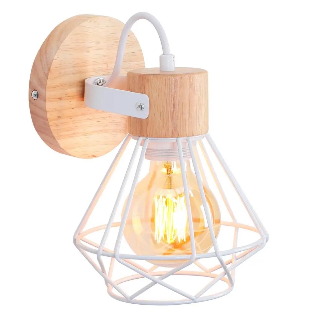Vintage pendellampe i jern med treelementer, gir rustikk og klassisk stil, perfekt for vintage og moderne interiør.