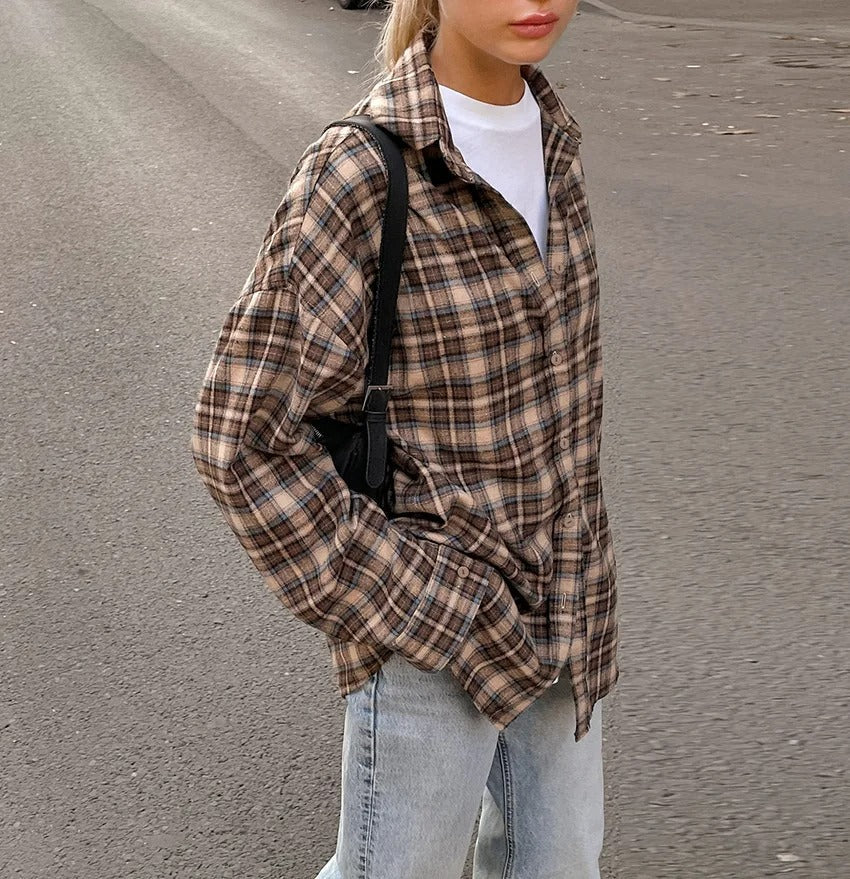 Rutete damebluse med lange ermer. Ideell for casual hverdag og tidløs kvinnemote.