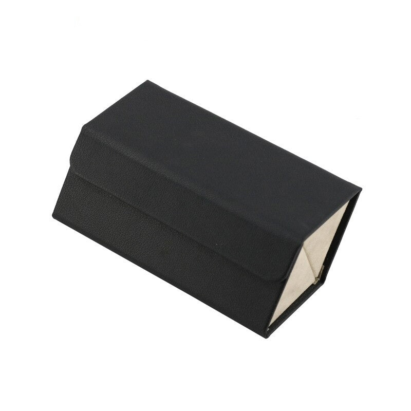 Vintage brunt skinn etui for briller, sammenfoldet klar for reise i vesken