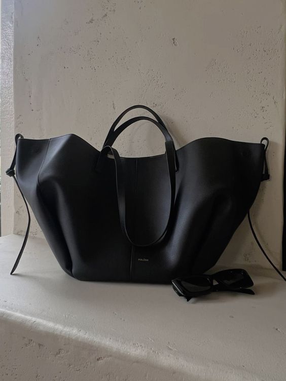 "Vintage skulderveske i brunt skinn for damer, elegant og romslig med robuste stropper, perfekt til alle antrekk."