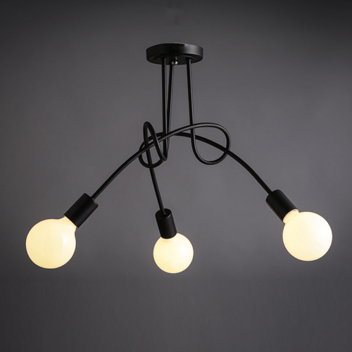 Stylingeksempel: Vintage Sputnik taklampe over et spisebord, forbedrer belysning og retro interiørdesign.