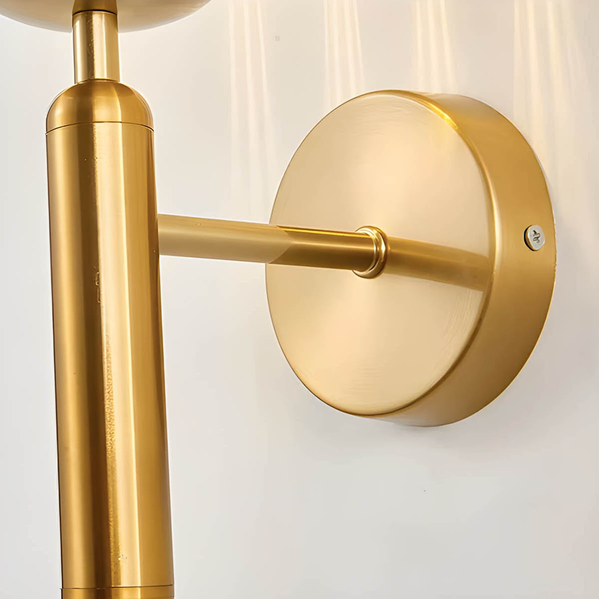Vintage-stil Clair vegglampe med elegant metallfinish og delikate glasskuler, ideell for moderne og luksuriøse interiører.