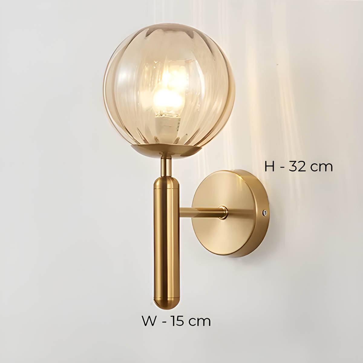 Vintage-stil Clair vegglampe med elegant metallfinish og delikate glasskuler, ideell for moderne og luksuriøse interiører.