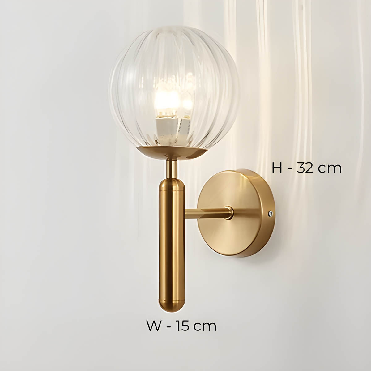 Vintage-stil Clair vegglampe med elegant metallfinish og delikate glasskuler, ideell for moderne og luksuriøse interiører.