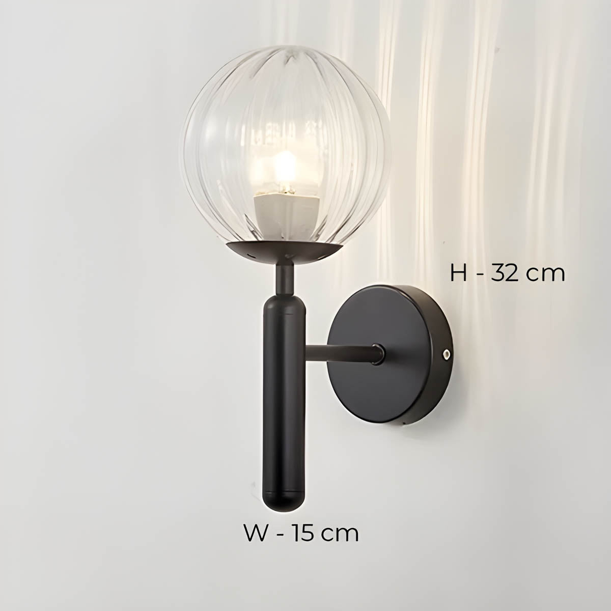 Vintage-stil Clair vegglampe med elegant metallfinish og delikate glasskuler, ideell for moderne og luksuriøse interiører.