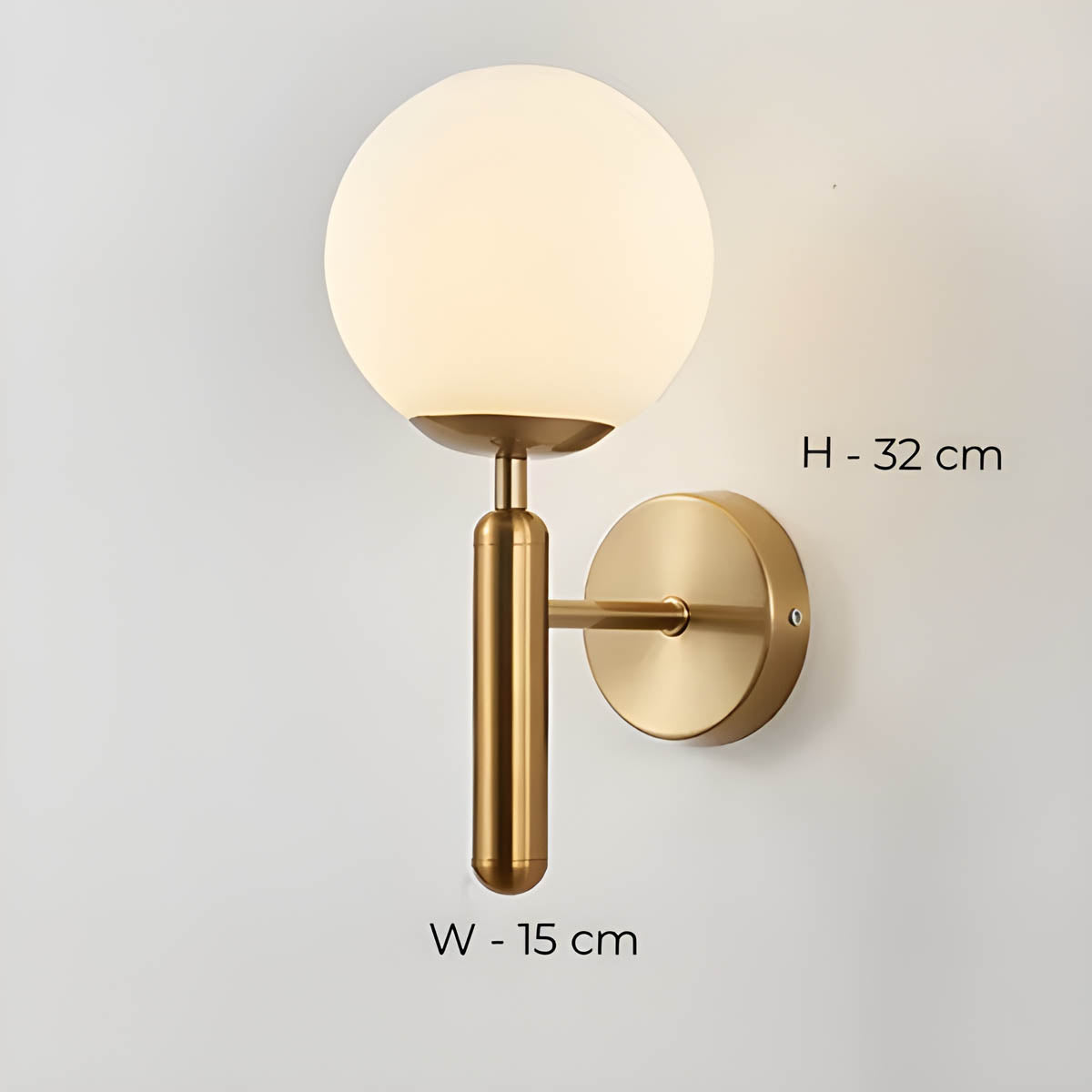 Vintage-stil Clair vegglampe med elegant metallfinish og delikate glasskuler, ideell for moderne og luksuriøse interiører.