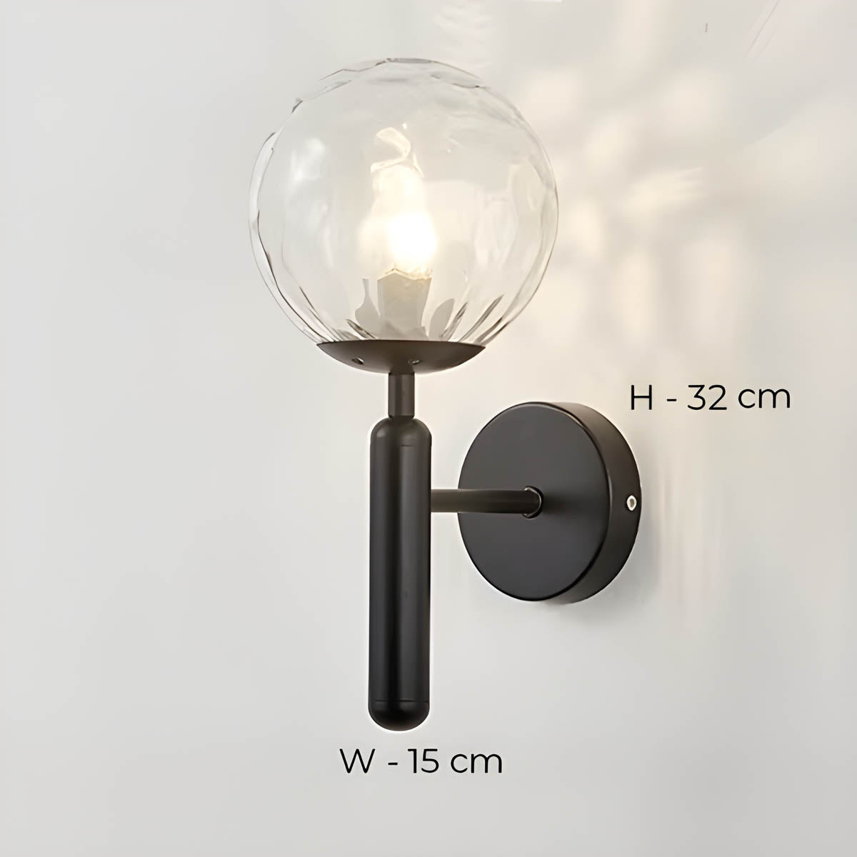 Vintage-stil Clair vegglampe med elegant metallfinish og delikate glasskuler, ideell for moderne og luksuriøse interiører.