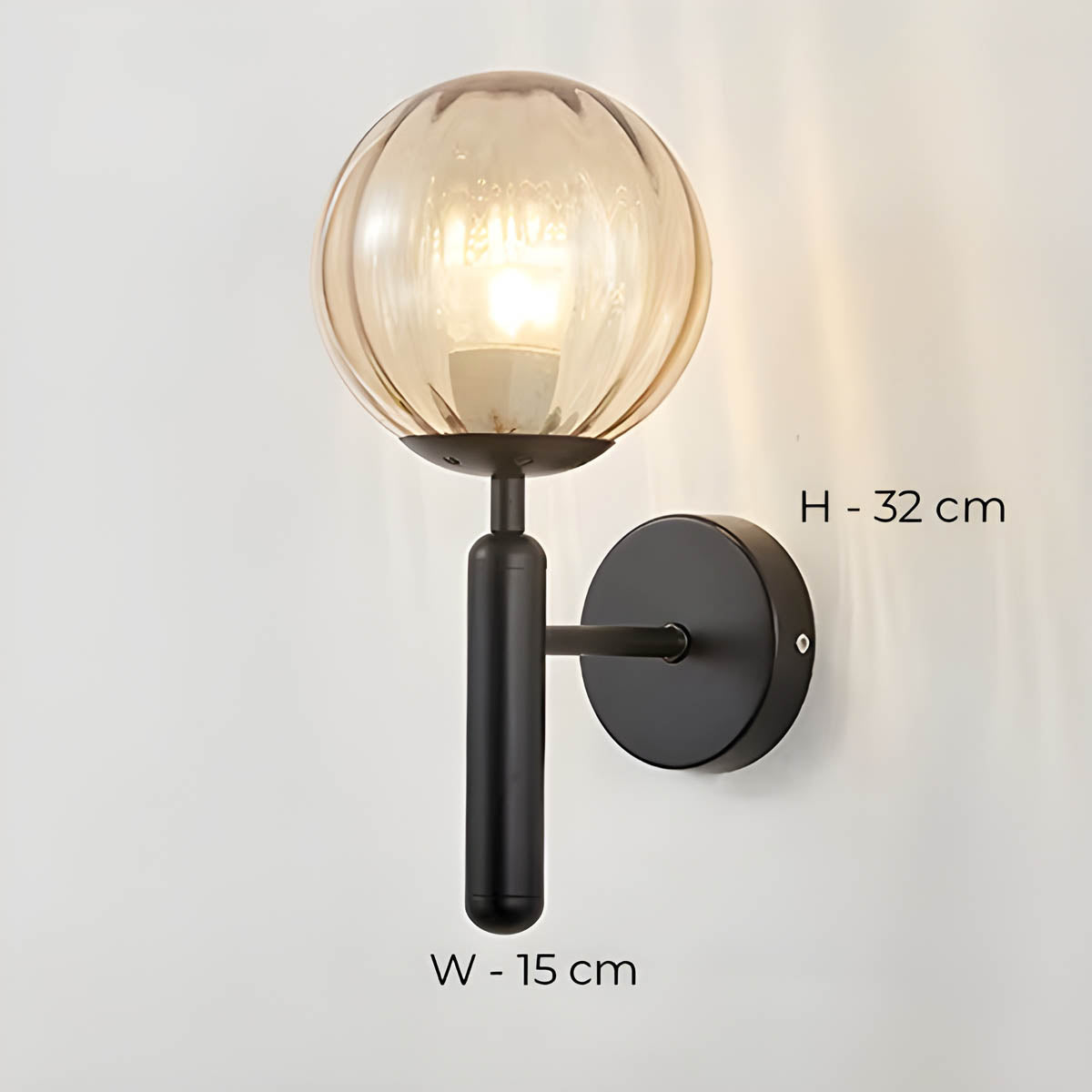 Vintage-stil Clair vegglampe med elegant metallfinish og delikate glasskuler, ideell for moderne og luksuriøse interiører.