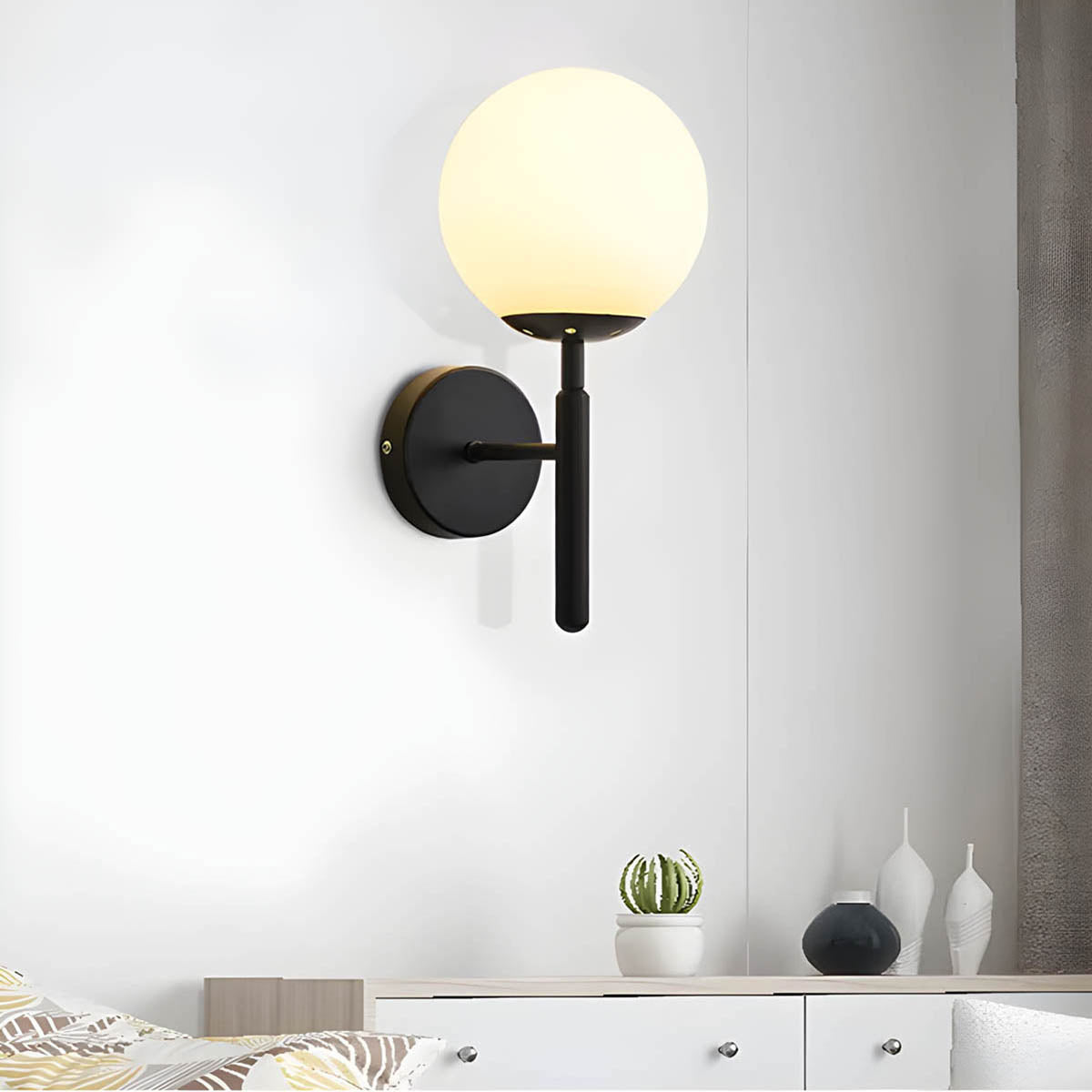 Vintage-stil Clair vegglampe med elegant metallfinish og delikate glasskuler, ideell for moderne og luksuriøse interiører.