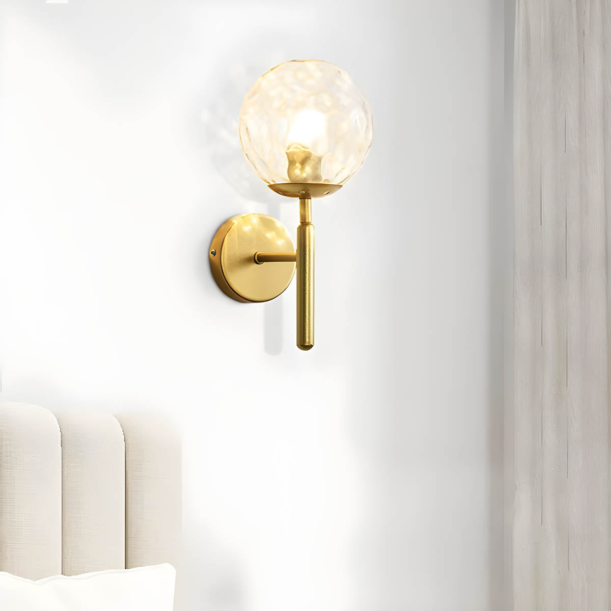 Vintage-stil Clair vegglampe med elegant metallfinish og delikate glasskuler, ideell for moderne og luksuriøse interiører.