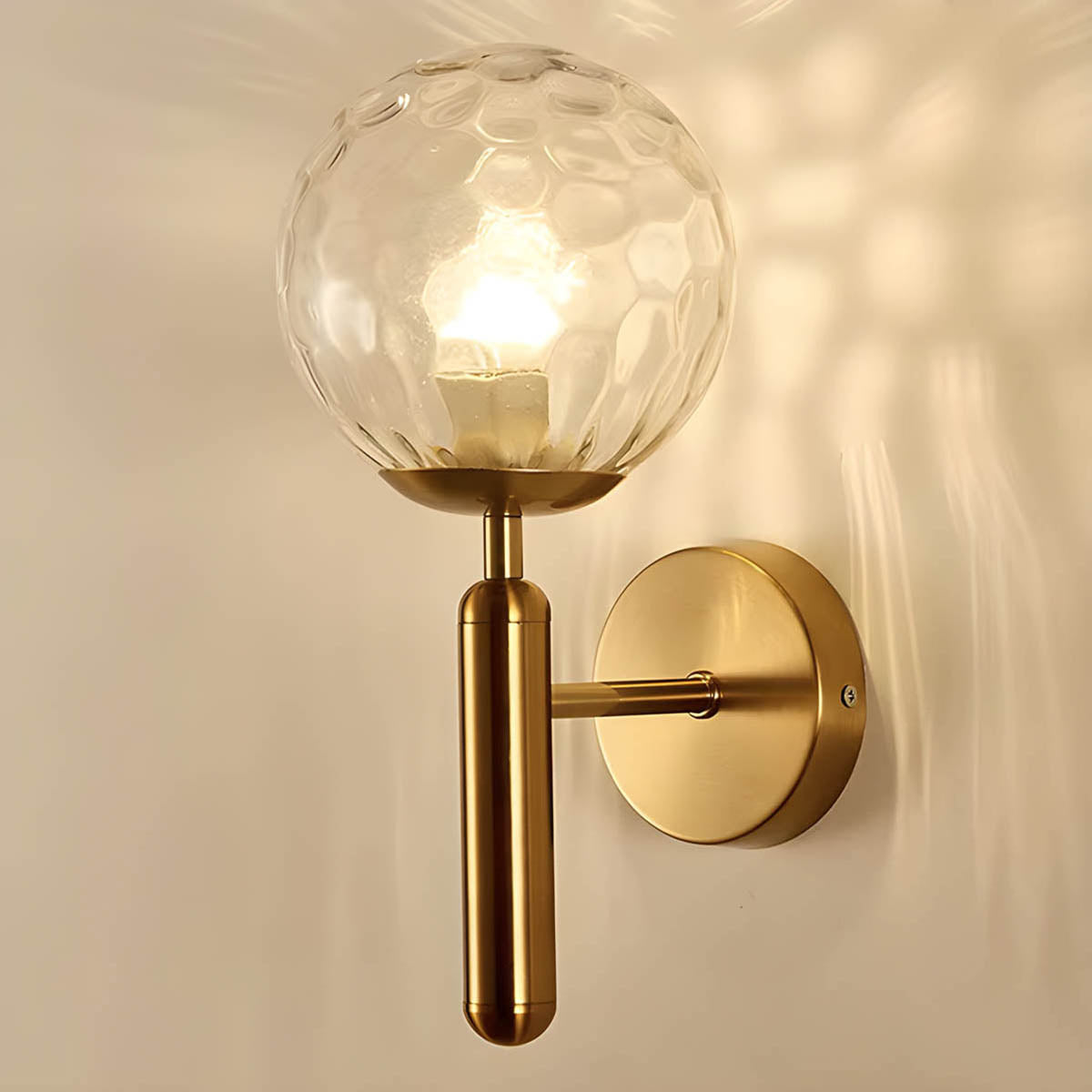 Vintage-stil Clair vegglampe med elegant metallfinish og delikate glasskuler, ideell for moderne og luksuriøse interiører.