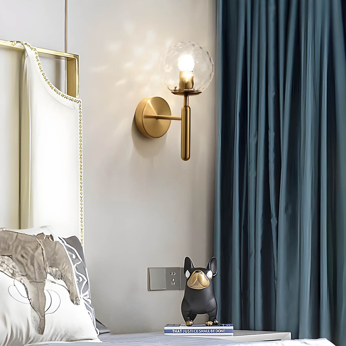Vintage-stil Clair vegglampe med elegant metallfinish og delikate glasskuler, ideell for moderne og luksuriøse interiører.