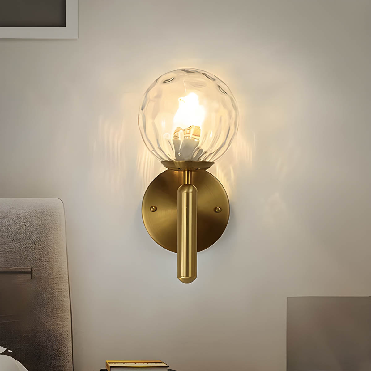 Vintage-stil Clair vegglampe med elegant metallfinish og delikate glasskuler, ideell for moderne og luksuriøse interiører.