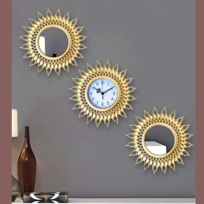 Elegant veggur i vintage stil med gullfinish og matchende speilsett, ideelt for veggdekorasjon.