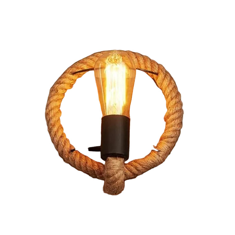 Vintage vegglampe i metall, gir koselig belysning og rustikk sjarm til stue eller soverom.