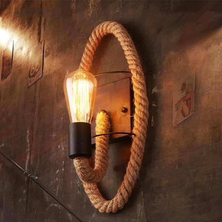 Rustikk retro vegglampe med E27-fatning, ideell for varm interiørdesign og dekorativ belysning.