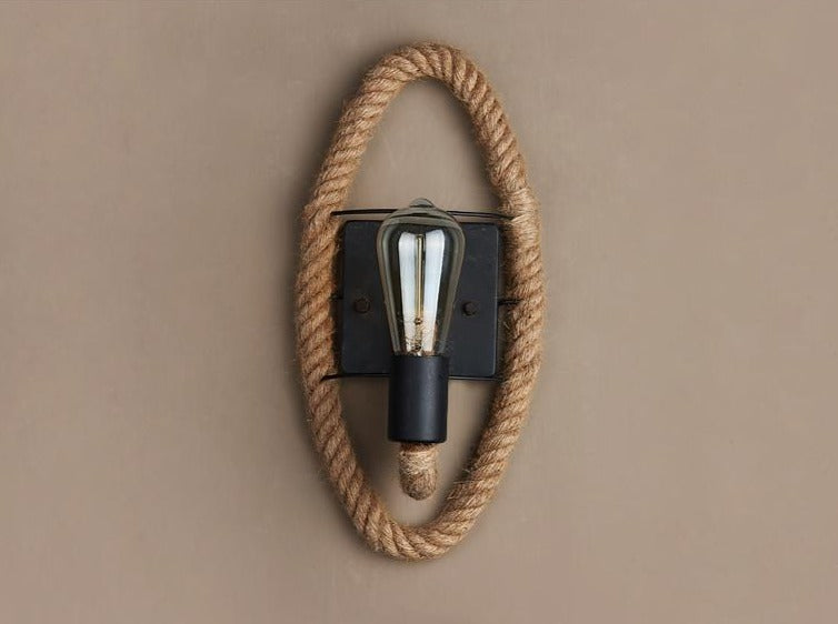 Koselig vintage vegglampe som gir varm belysning til stue, soverom eller kontor. For hjemmedekor.