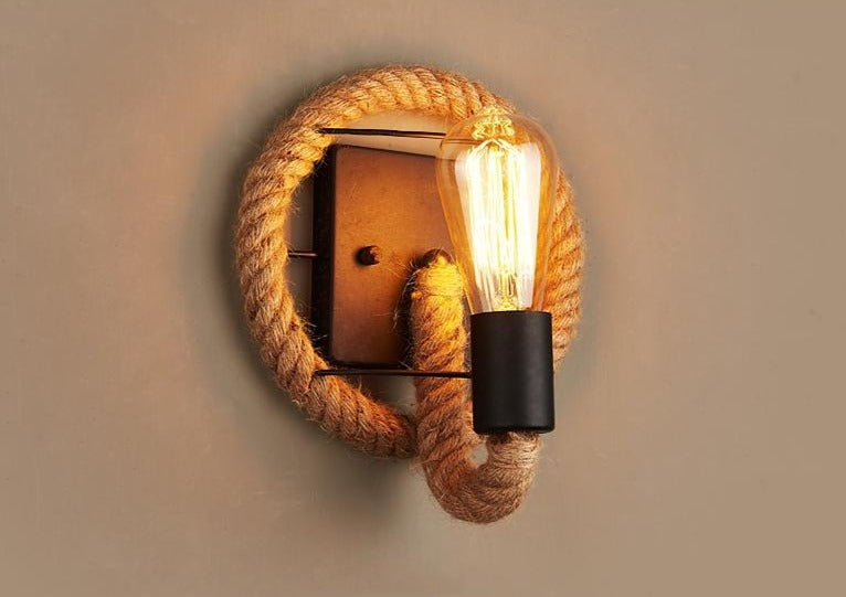 Klassisk vegglampe i vintage stil, et dekorativt element som forbedrer interiørdesign med retro preg.