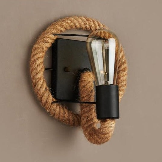 Vintage vegglampe for koselig innredning, gir myk belysning og rustikk preg til ethvert hjem.