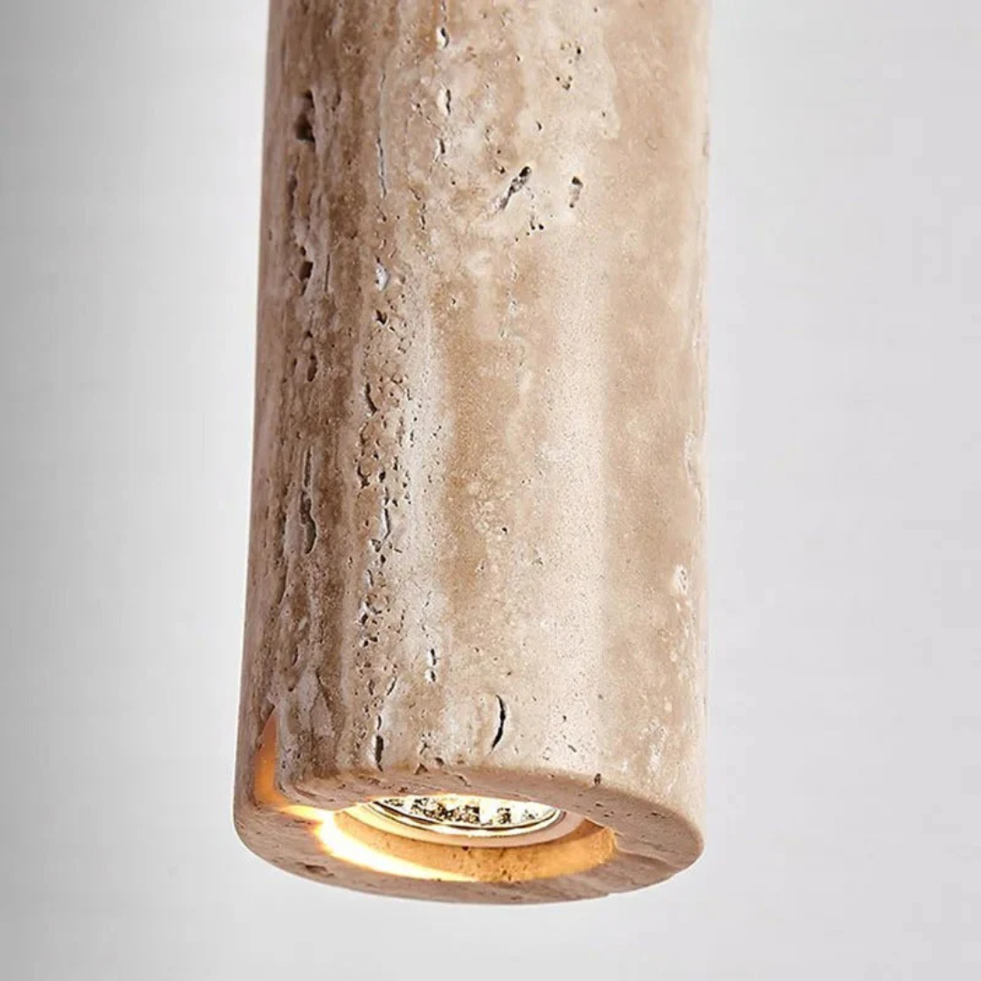 Enkel Wabi-Sabi LED-taklampe, skaper behagelig varmt lys for en harmonisk rombelysning i nordisk stil.