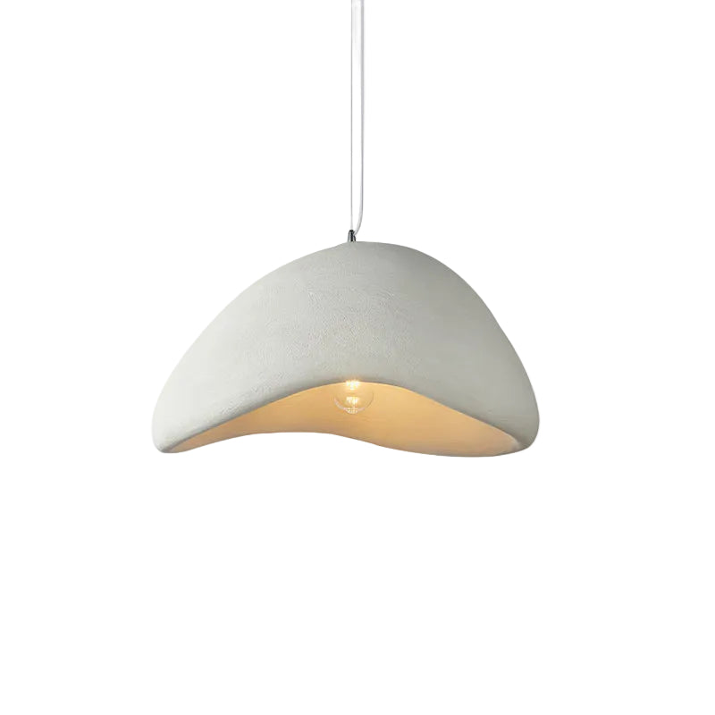 Wabi-Sabi pendellampe i organisk design, perfekt for rolig stuebelysning og naturlig skjønnhet.