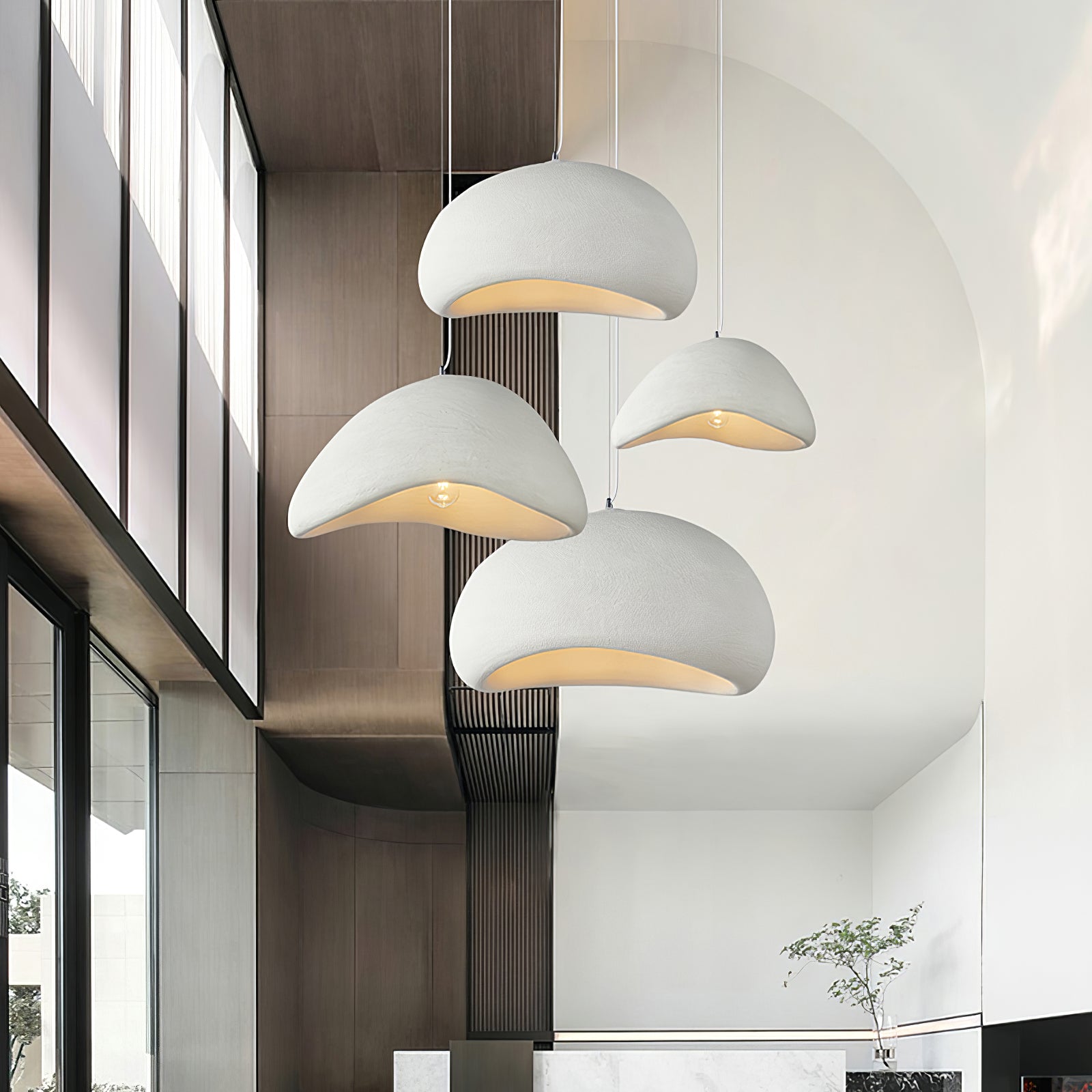 Minimalistisk Wabi-Sabi taklampe for soverommet, gir mykt lys og skaper en avslappende atmosfære.