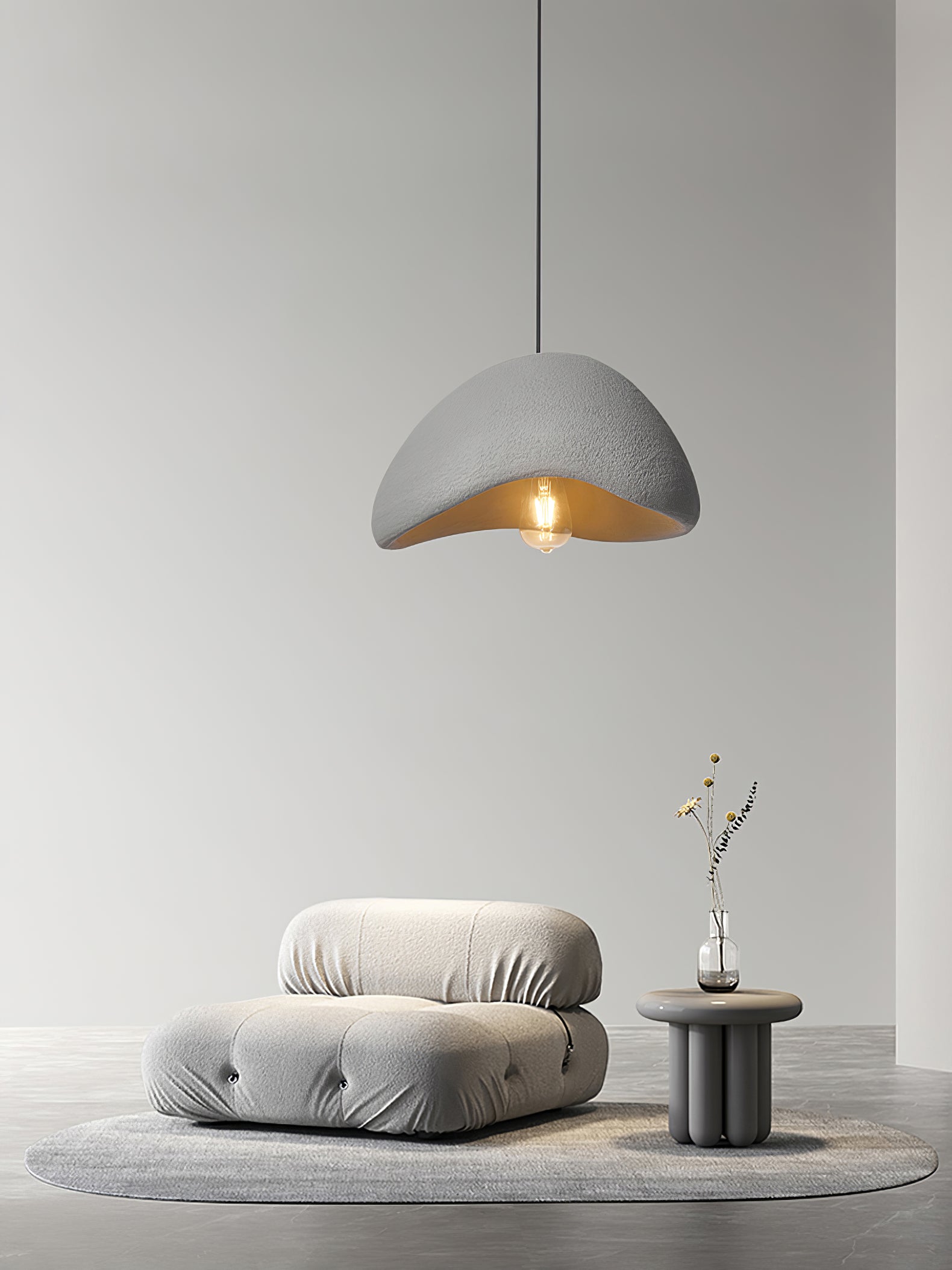Wabi-Sabi inspirert pendellampe som gir beroligende belysning og forsterker rommets naturlige elementer.
