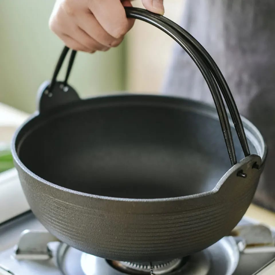 Robust wokpanne i metall med elegant trelokk. Perfekt for sunn steking og raske hverdagsretter på alle koketopper.