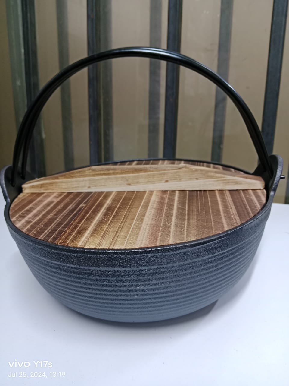 Elegant wokpanne med praktisk trelokk, 27 cm. Flatbunn for stabil steking og rask tilberedning av asiatiske retter.