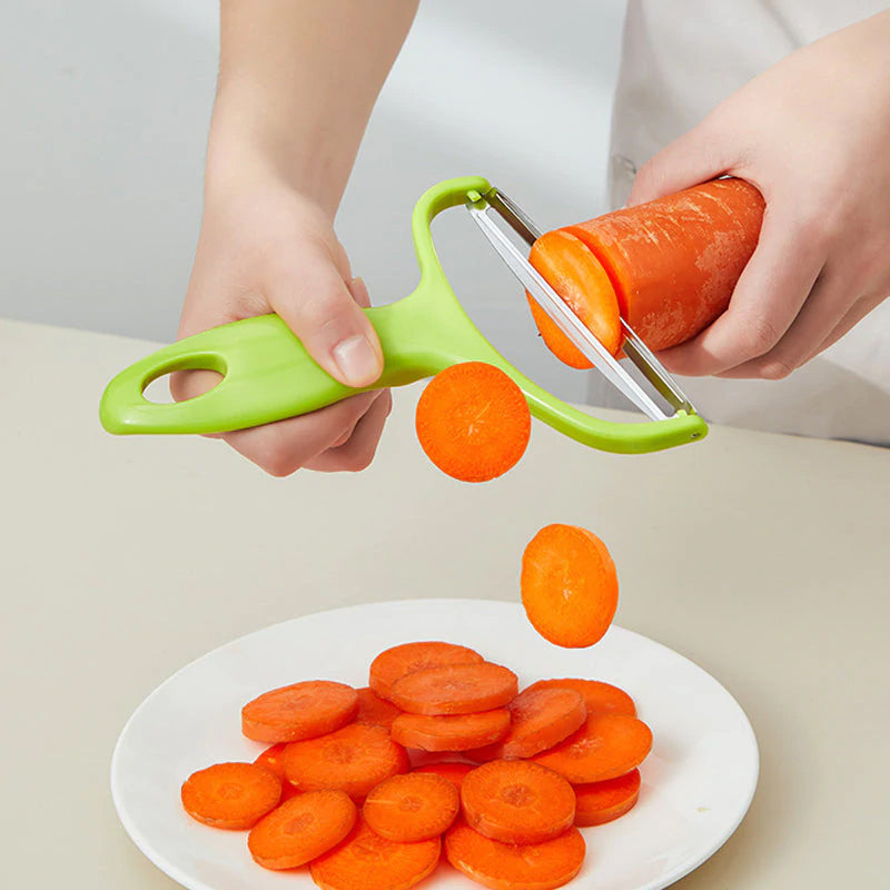 Y-skreller med bredt rustfritt stålblad og ergonomisk plastgrep for enkel skrelling av frukt og grønnsaker.